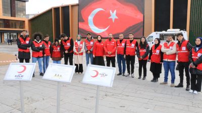 Türk Kızılay Erzincan Şubesi Genç Kızılay Gönüllülerinden oluşan bir grup