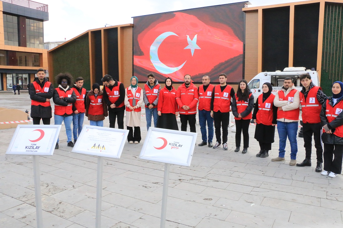 Genç Kızılay Erzincan Gönüllülerinden Beyaz Baston Etkinliği