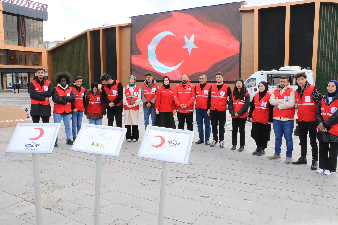 Türk Kızılay Erzincan Şubesi Genç Kızılay Gönüllülerinden oluşan bir grup