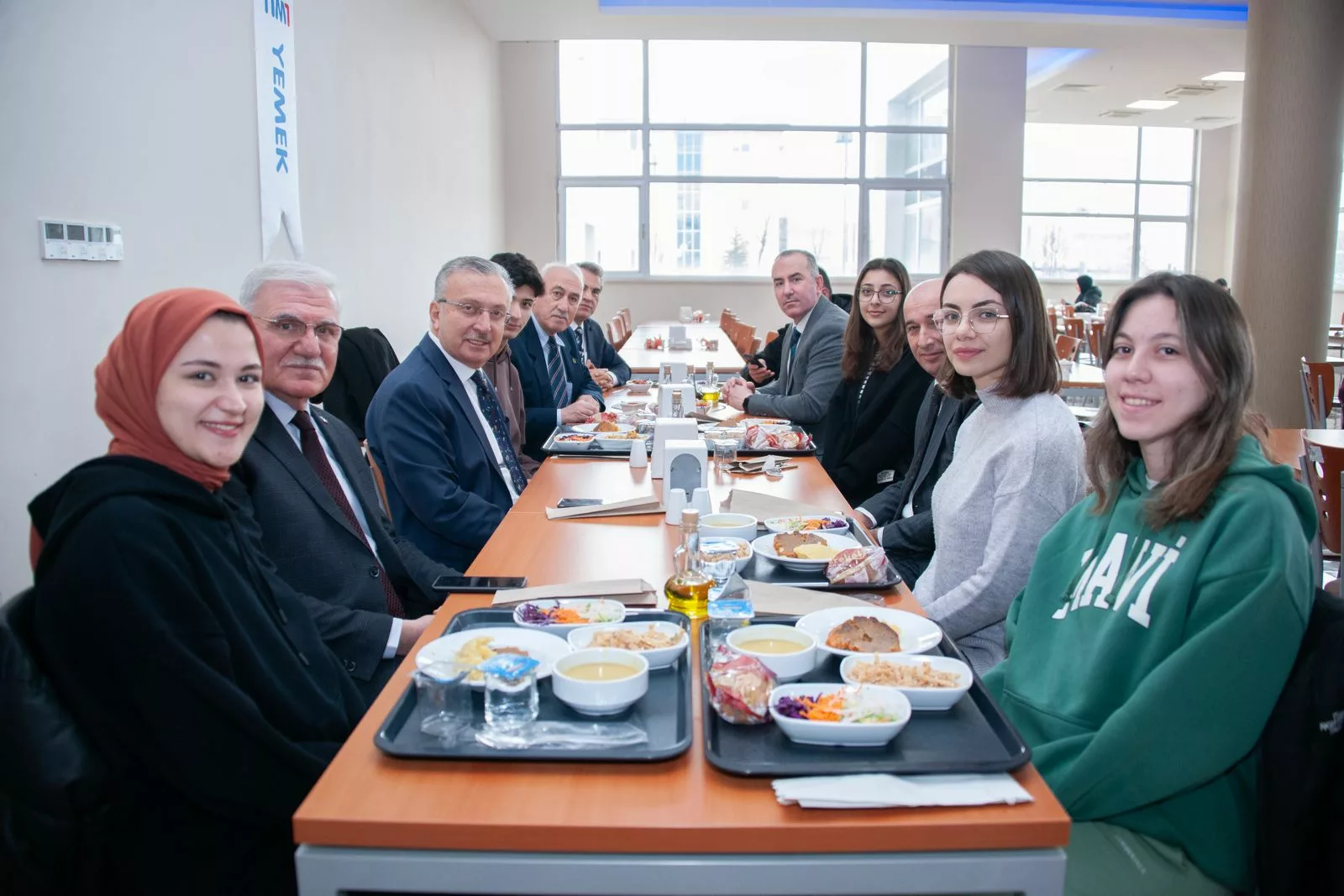 Rektör Levent, öğrencilerle yemekte bir araya geldi