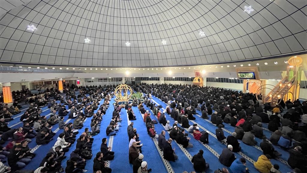 Erzincan’da vatandaşlar, üç ayların müjdecisi olan Ragaip Kandili dolayısıyla camilere