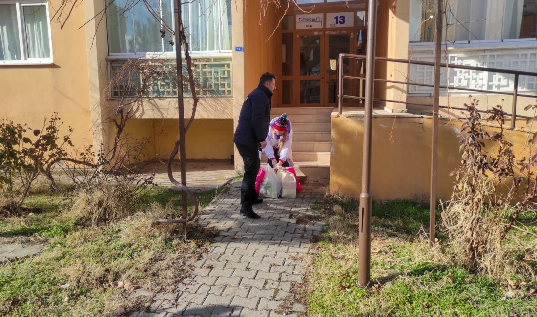 Erzincan Belediyesi Zabıta personelleri elindeki poşetlerle yürümekte zorluk çeken yaşlı