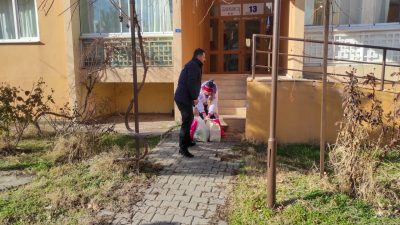 Erzincan Belediyesi Zabıta personelleri elindeki poşetlerle yürümekte zorluk çeken yaşlı