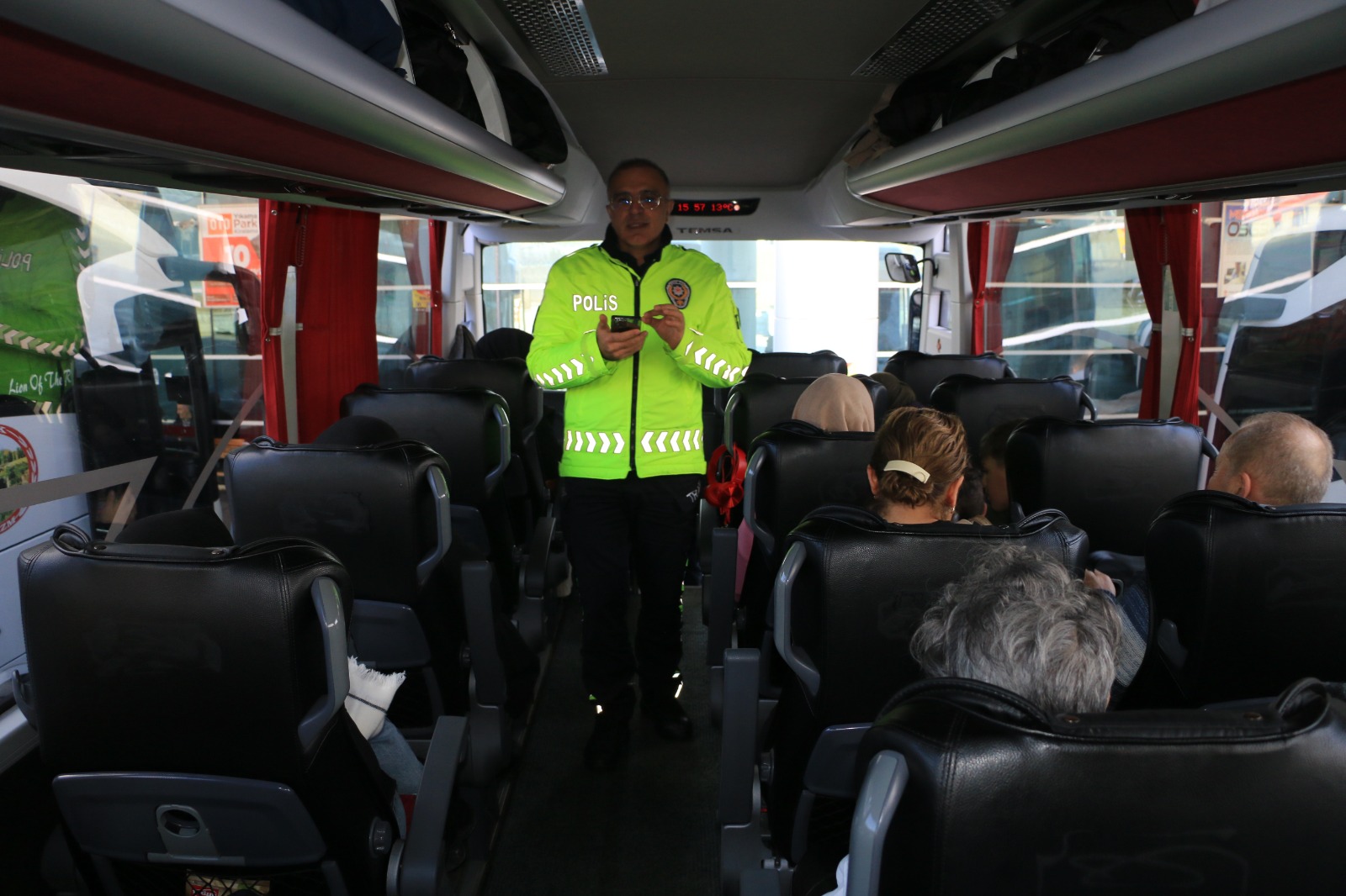 Erzincan polisi otobüslerde emniyet kemeri bilgilendirmesi yapıyor