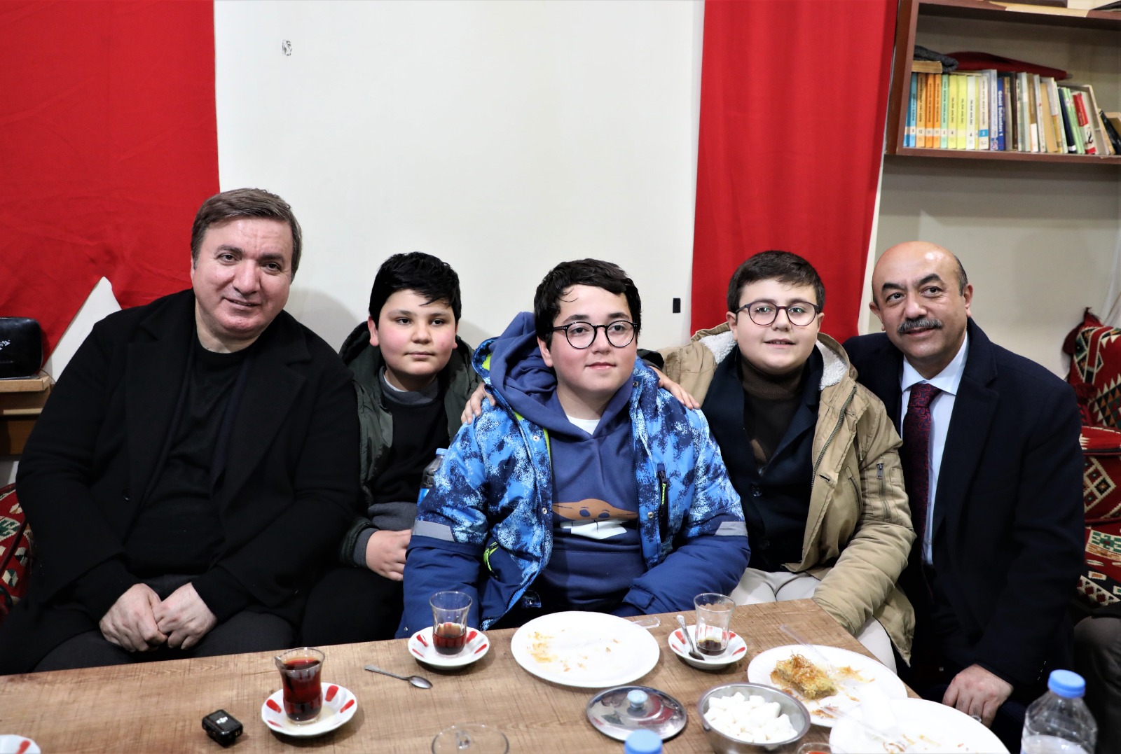 Akşam gezilerini aralıksız sürdüren Erzincan Valisi Hamza Aydoğdu, Fatih Sultan