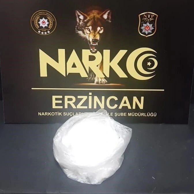 Uyuşturucuya karşı çalışmalarını aralıksız sürdüren Erzincan polisi uygulama noktasında durdurulan