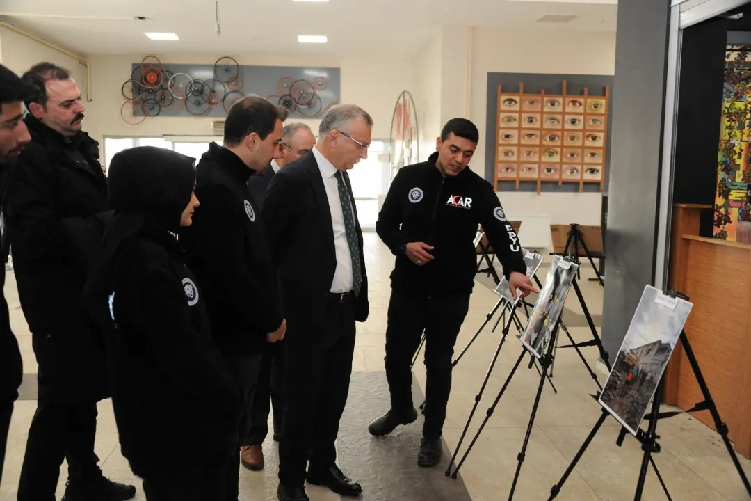 Rektör Levent, Acar Gençlik Kulübünün fotoğraf sergisine katıldı