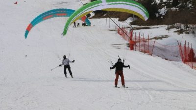 Ergan Dağı Kayak Merkezinde snowboard yarışları devam ederken, yerli ve