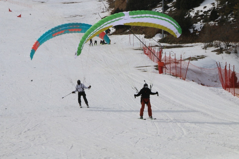 Ergan Dağı Kayak Merkezinde yerli ve yabancı sporcular, kayak pistinde speedriding yaptı