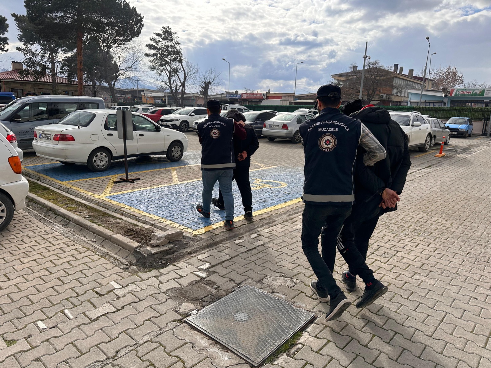 Erzincan’da Akyazı uygulama noktasında durdurulan 34…ve 42…plakalı araçlarda yapılan kontrollerde