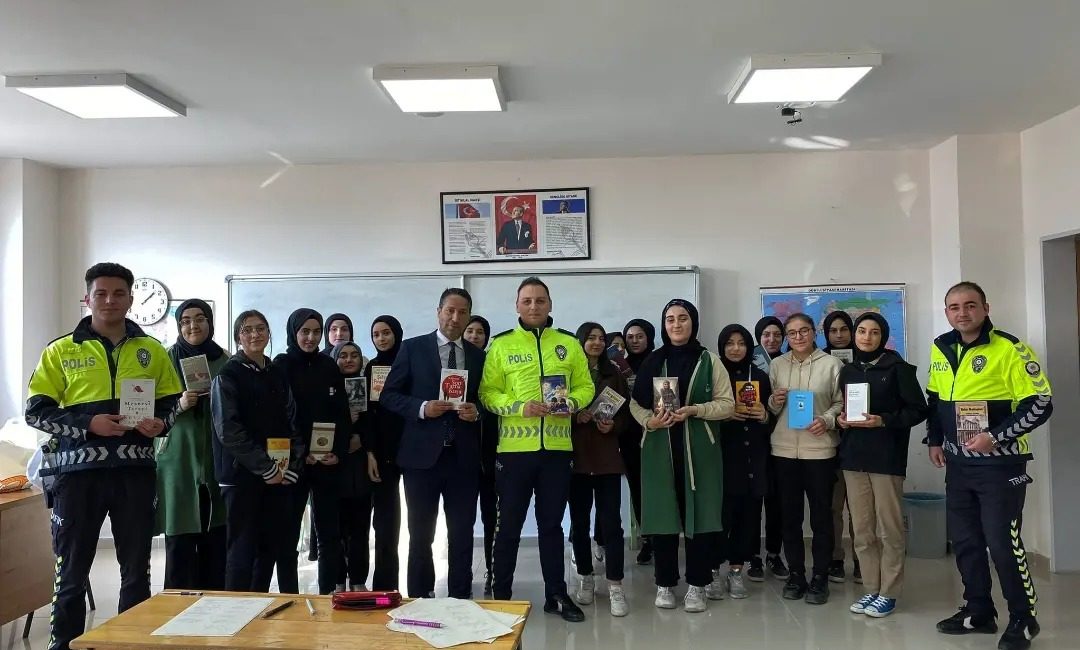 Refahiye Bölge Trafikten okullara kitap desteği