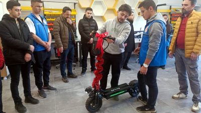 Erzincan’da engelli gence elektrikli scooter hediye ettiler. Erzincan On Üç