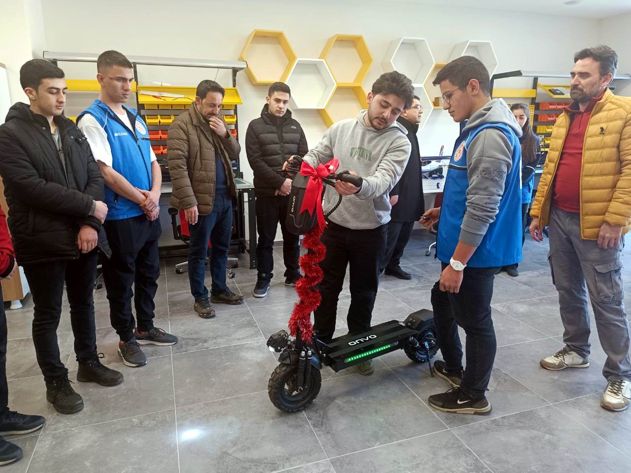 Erzincan’da engelli gence elektrikli scooter hediye ettiler. Erzincan On Üç