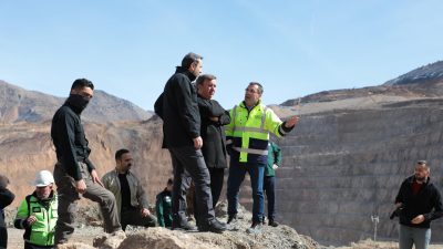 Enerji ve Tabii Kaynaklar Bakanı Alparslan Bayraktar felaketin yaşandığı bölgede