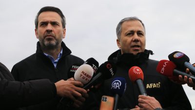 İçişleri bakanı Ali Yerlikaya ile Enerji ve Tabii kaynaklar bakanı