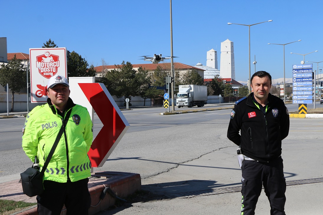 Erzincan’da şehir trafiğine DRONELİ denetim