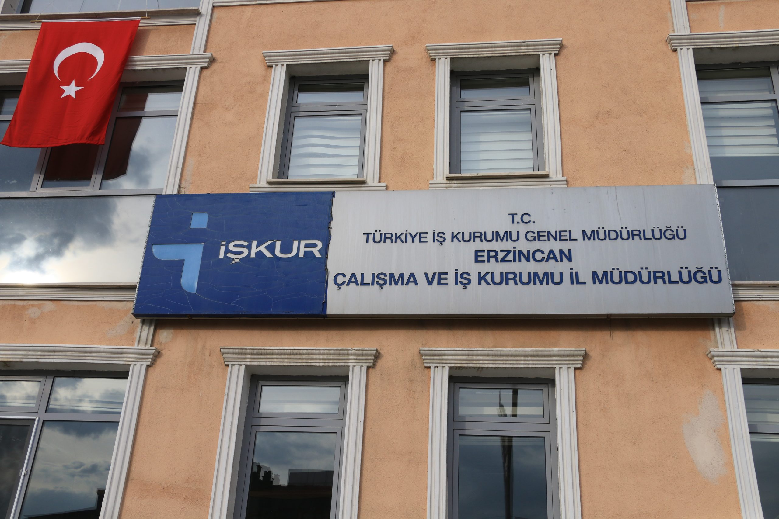 Sağlık Bakanlığınca taşra teşkilatlarında istihdam edilmek üzere 27 bin sözleşmeli