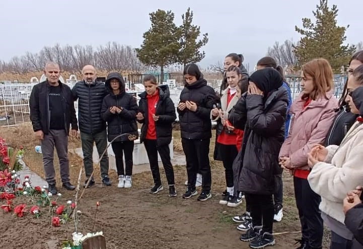 Anadolu Gençlikspor Kadın Futbol Takımı, Hakan Doğan’ı Mezarı Başında Andı