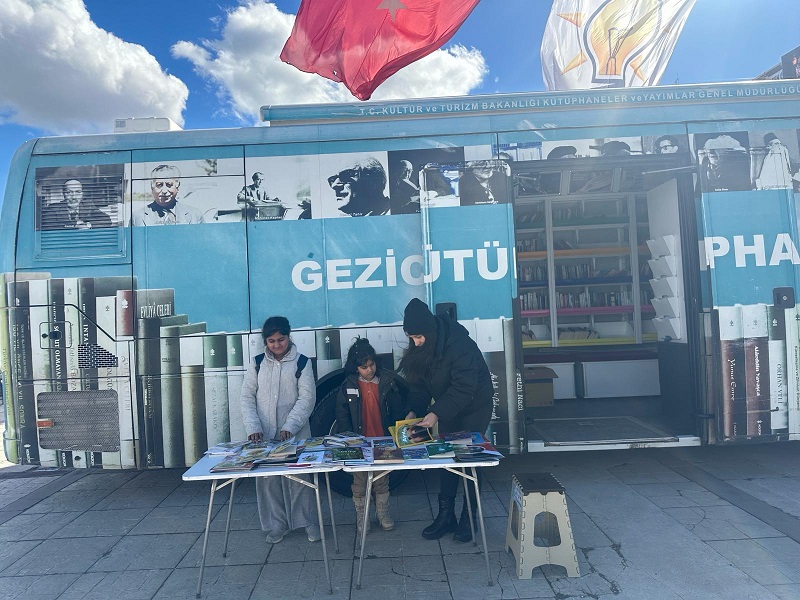 Erzincan İl Halk Kütüphanesi tarafından vatandaşlara ‘Gezici Kütüphane’ tanıtıldı