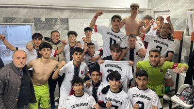 Anagold 24Erzincanspor altyapı U17 takımının idmanını takip eden Altyapıdan sorumlu