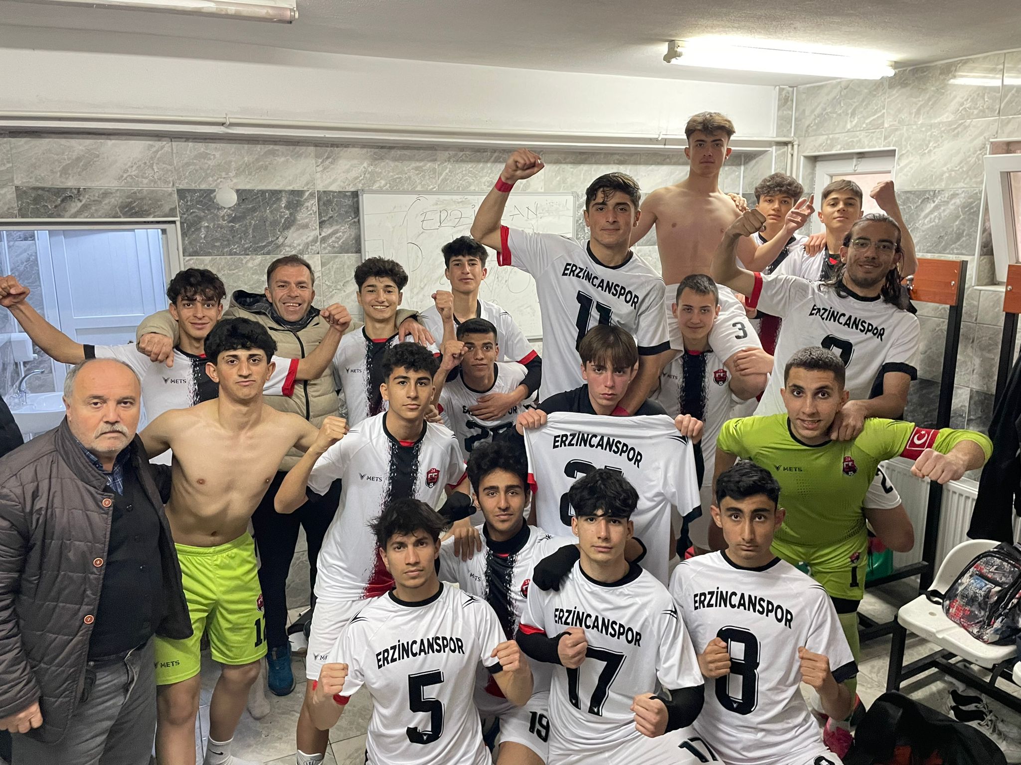 Anagold 24Erzincanspor altyapı U17 takımının idmanını takip eden Altyapıdan sorumlu