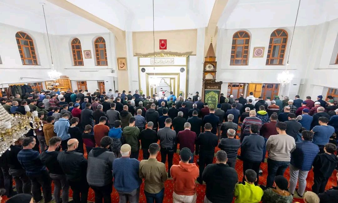 Ramazan ayının ilk teravih namazı için Erzincan, da vatandaşlar camilere