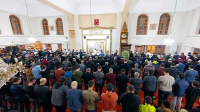 Ramazan ayının ilk teravih namazı için Erzincan, da vatandaşlar camilere