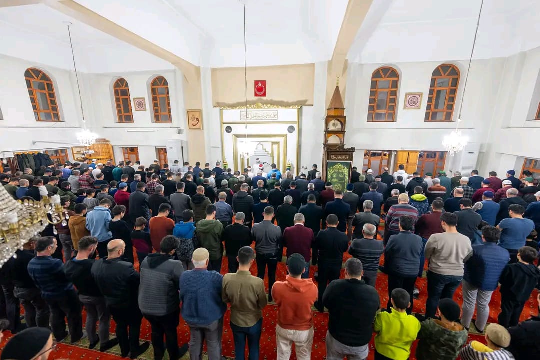 Ramazan ayının ilk teravih namazı için Erzincan, da vatandaşlar camilere