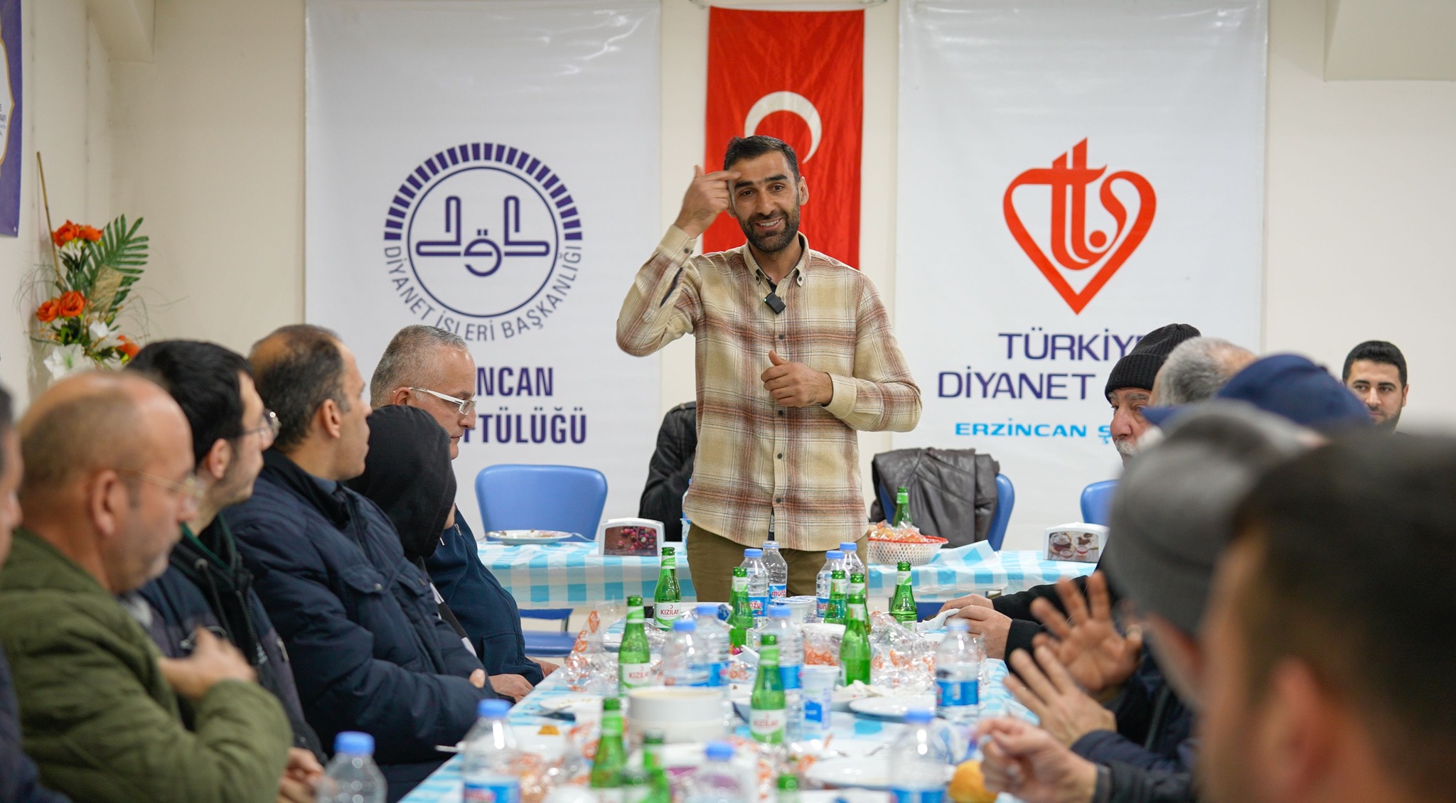 Kur’an kursunda okuyan hafız öğrencilere iftar programı düzenlendi