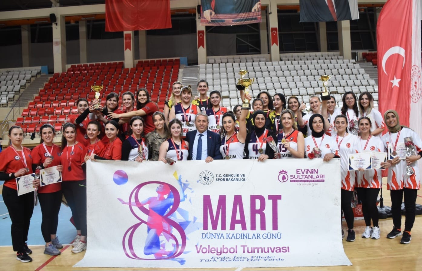 8 Mart Dünya Kadınlar Gününde düzenlenen ‘Evinin Sultanları’ voleybol turnuvası tamamlandı