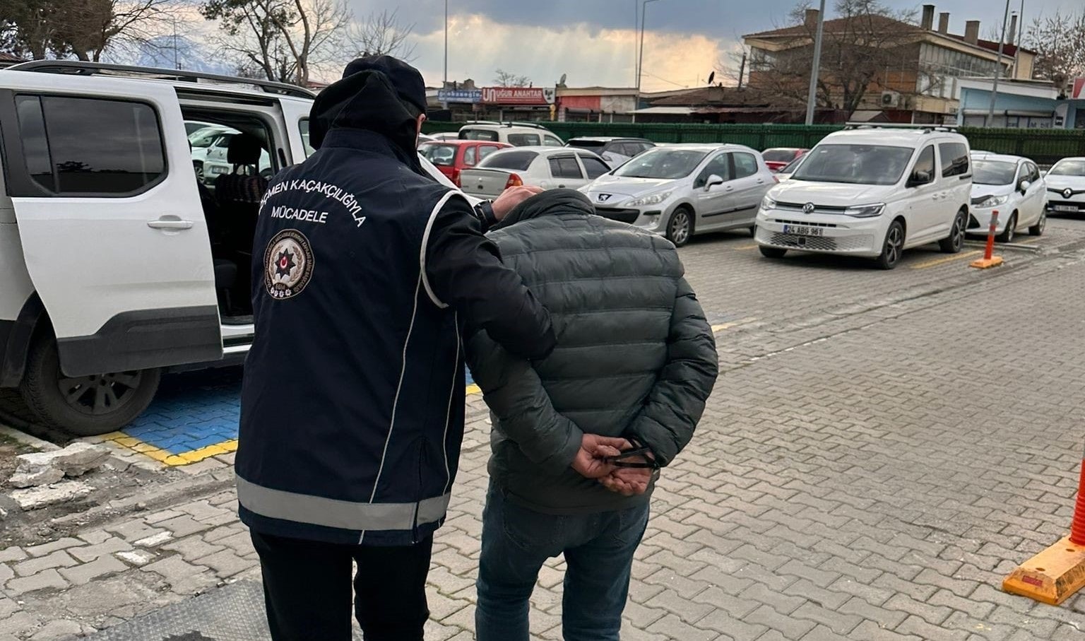 Göçmen kaçakçılığı ile etkin mücadelesini sürdüren Erzincan polisi araç içerisinde