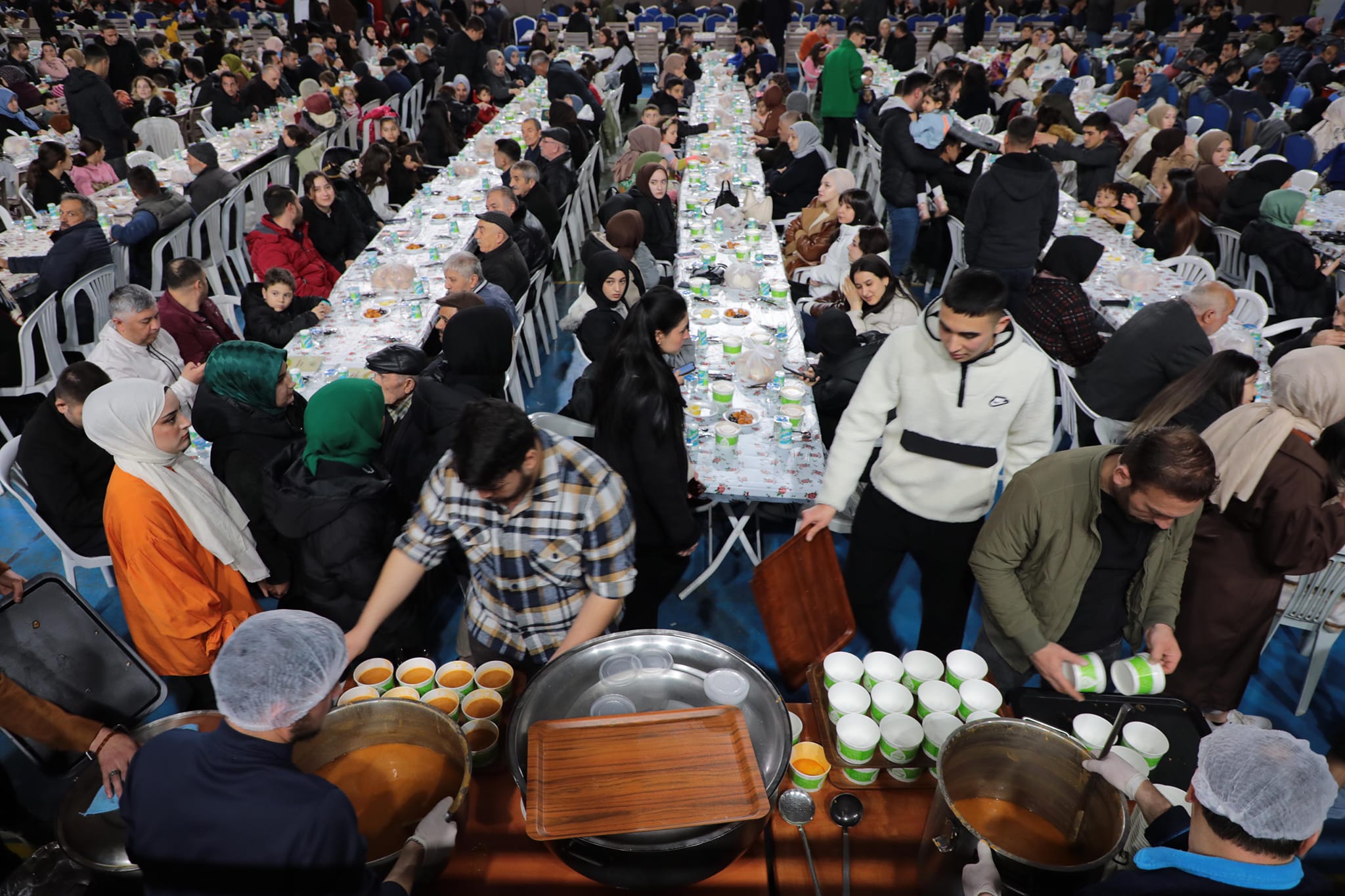 Erzincan Refahiye ilçesinde yüzlerce vatandaş iftarda bir araya geldi