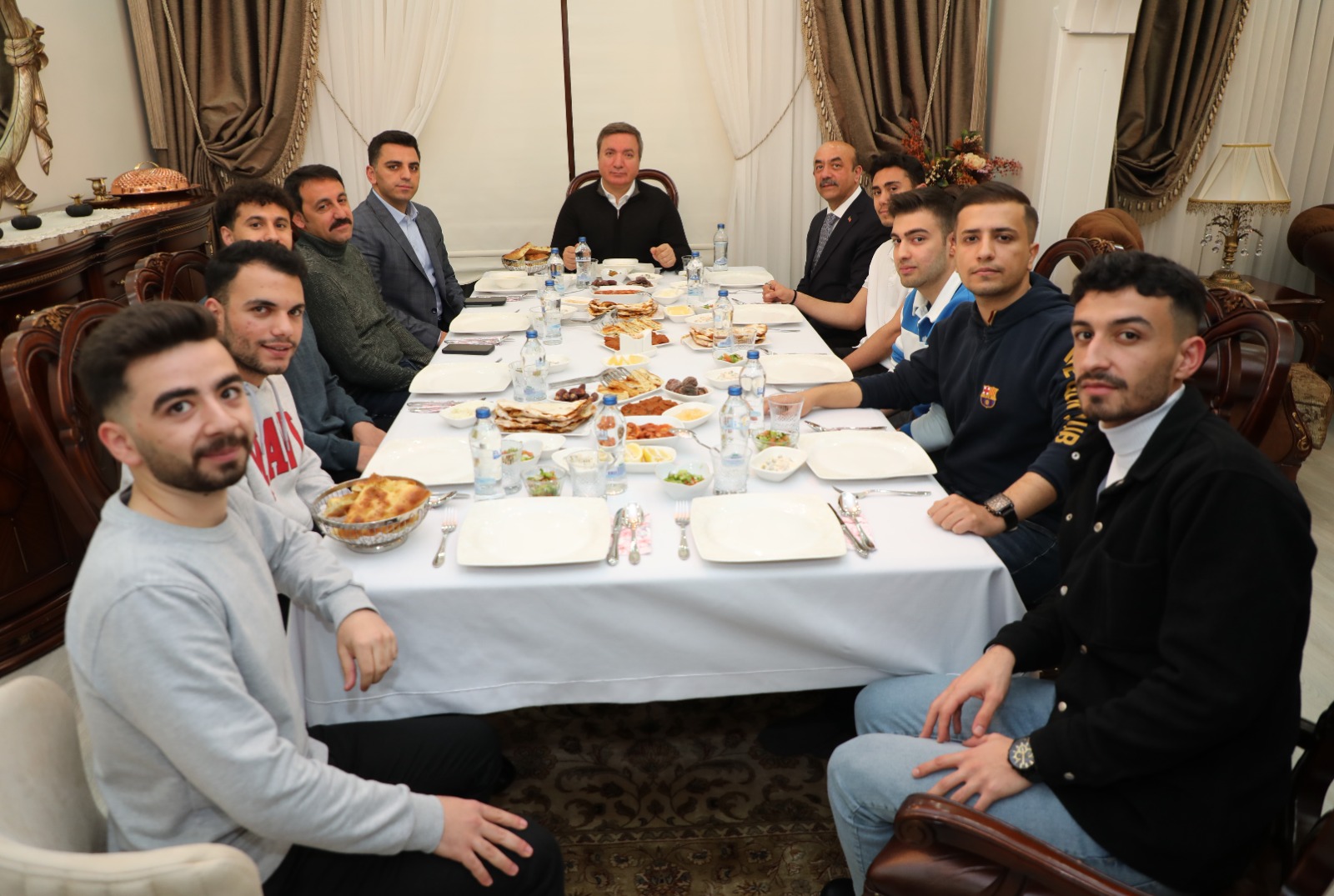 Erzincan Valiliği himayelerinde Ramazan ayı boyunca iftar yemeklerinde Erzincan’da öğrenim