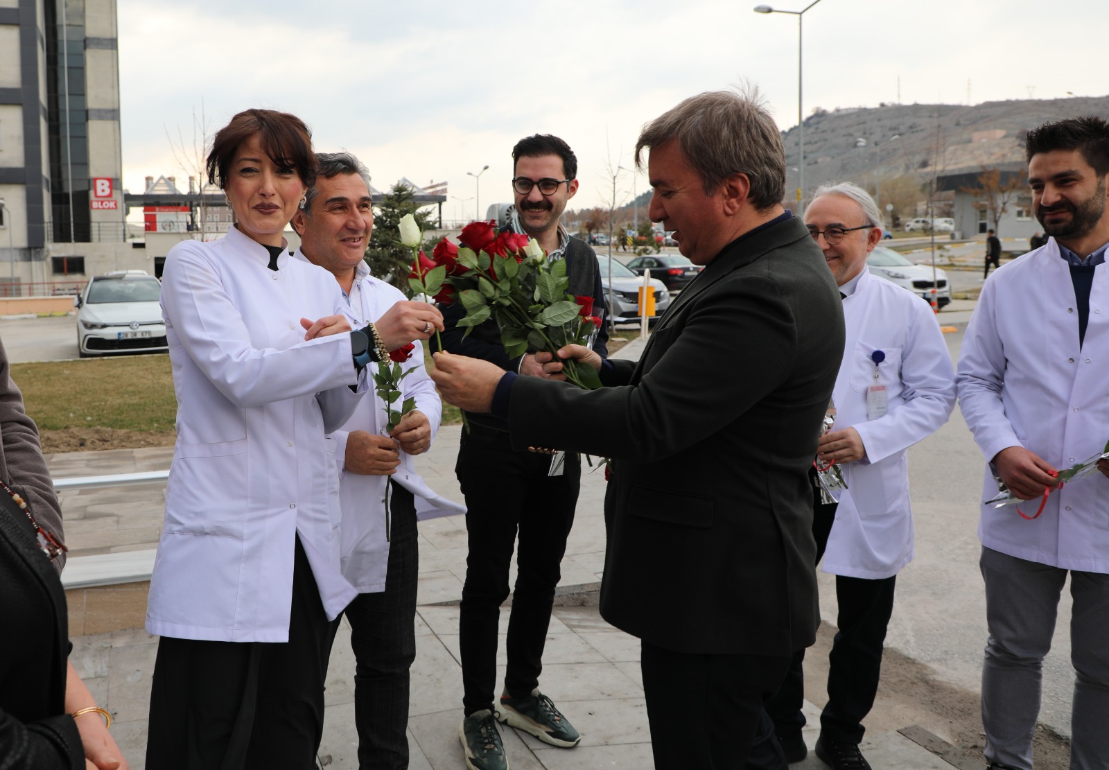 Vali Aydoğdu, 14 Mart tıp Bayramında Hastanede sağlık çalışanlarını ziyaret etti