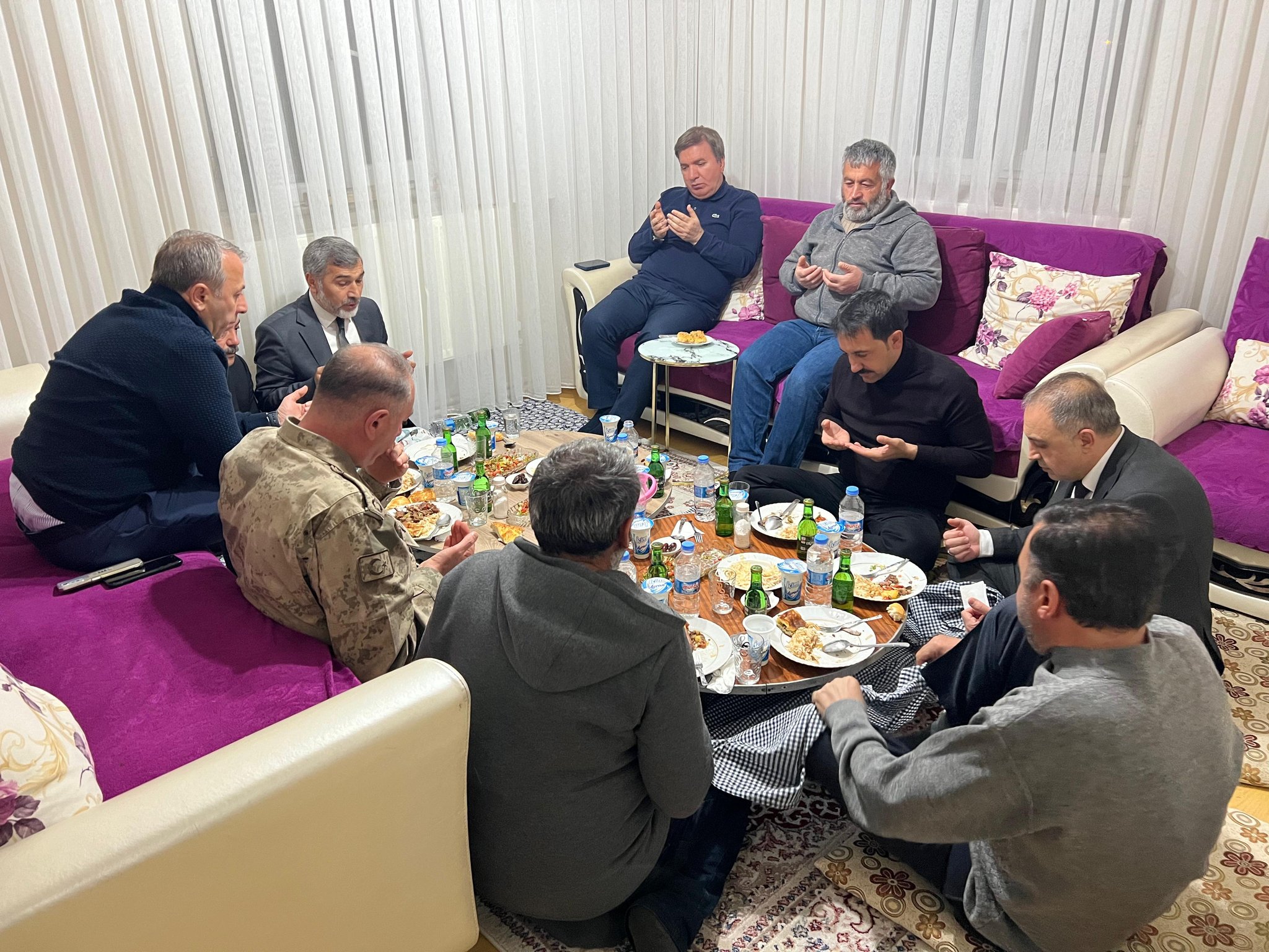 Erzincan Valisi Hamza Aydoğdu, şehit ailesi ile iftarda bir araya geldi