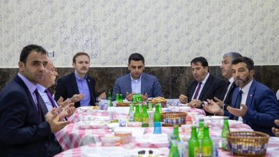 Erzincan Otlukbeli ilçesinde toplu iftar programı düzenlendi. İlçe sakinlerinin yoğun