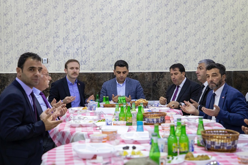 Erzincan Otlukbeli ilçesinde toplu iftar programı düzenlendi. İlçe sakinlerinin yoğun