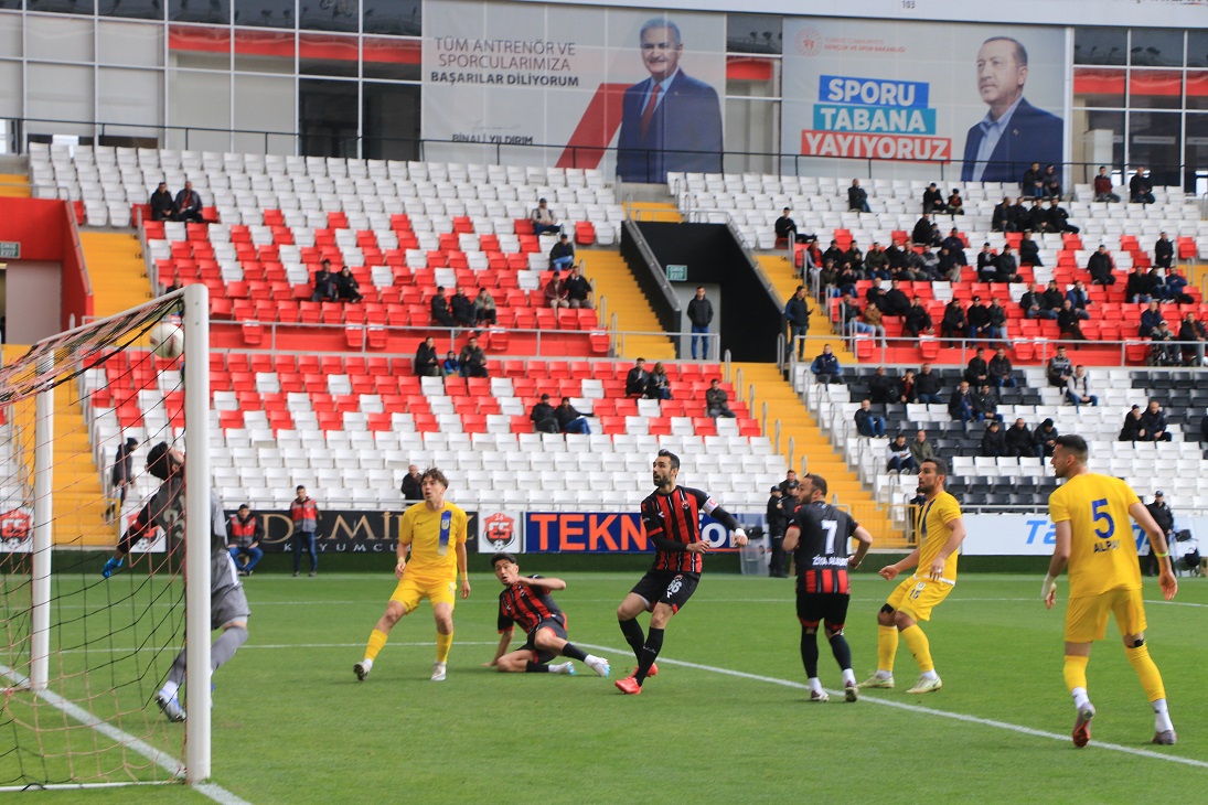 Gol kaçırma rekoru kıran 24Erzincanspor 1 attı 3 puanı kaptı