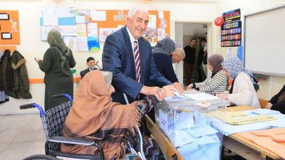 Erzincan Merkezde 94 yaşındaki Ayşe Has(1930), ilerleyen yaşına rağmen yakınlarının