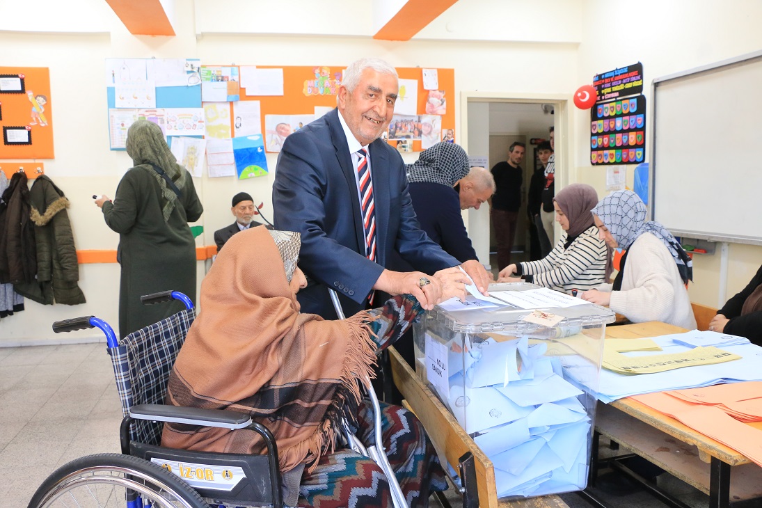 Erzincan Merkezde 94 yaşındaki Ayşe Has(1930), ilerleyen yaşına rağmen yakınlarının