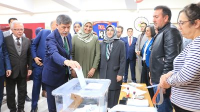 Erzincan’da Cumhur İttifakı adayı Bekir Aksun oyunu kullandı. Erzincan’da sabah