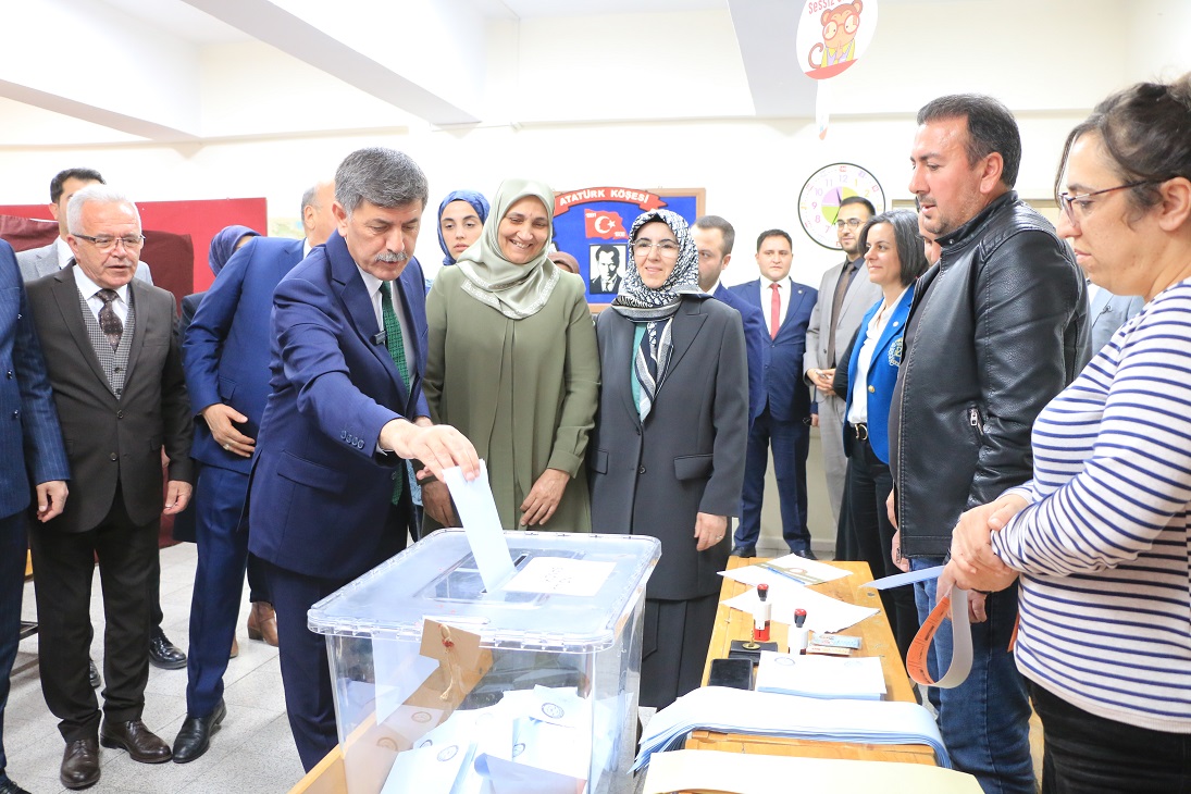Erzincan’da Cumhur İttifakı adayı Bekir Aksun oyunu kullandı. Erzincan’da sabah