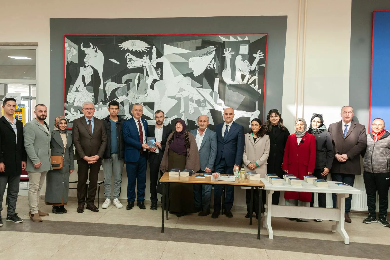 Rektör Levent EBYÜ’ de düzenlenen kitap tanıtım ve imza gününe katıldı