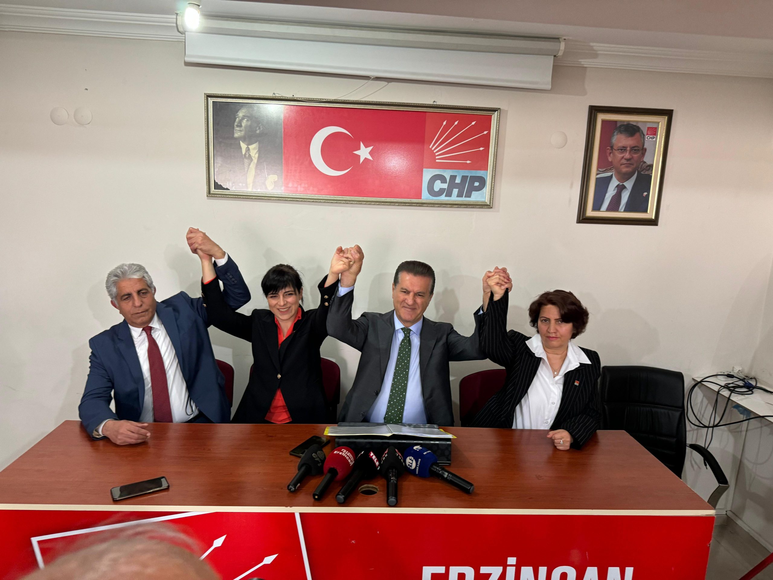 Cumhuriyet Halk Partisi Erzincan Milletvekili Mustafa Sarıgül parti il binasında