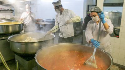 Erzincan Belediyesi yaşlı ve ihtiyaç sahibi aileleri içerisinde bulunulan Ramazan