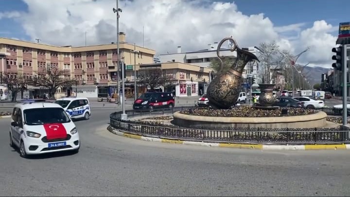 Erzincan’da Türk bayraklarıyla donatılan polis araçlarının korteji ilgiyle izlendi