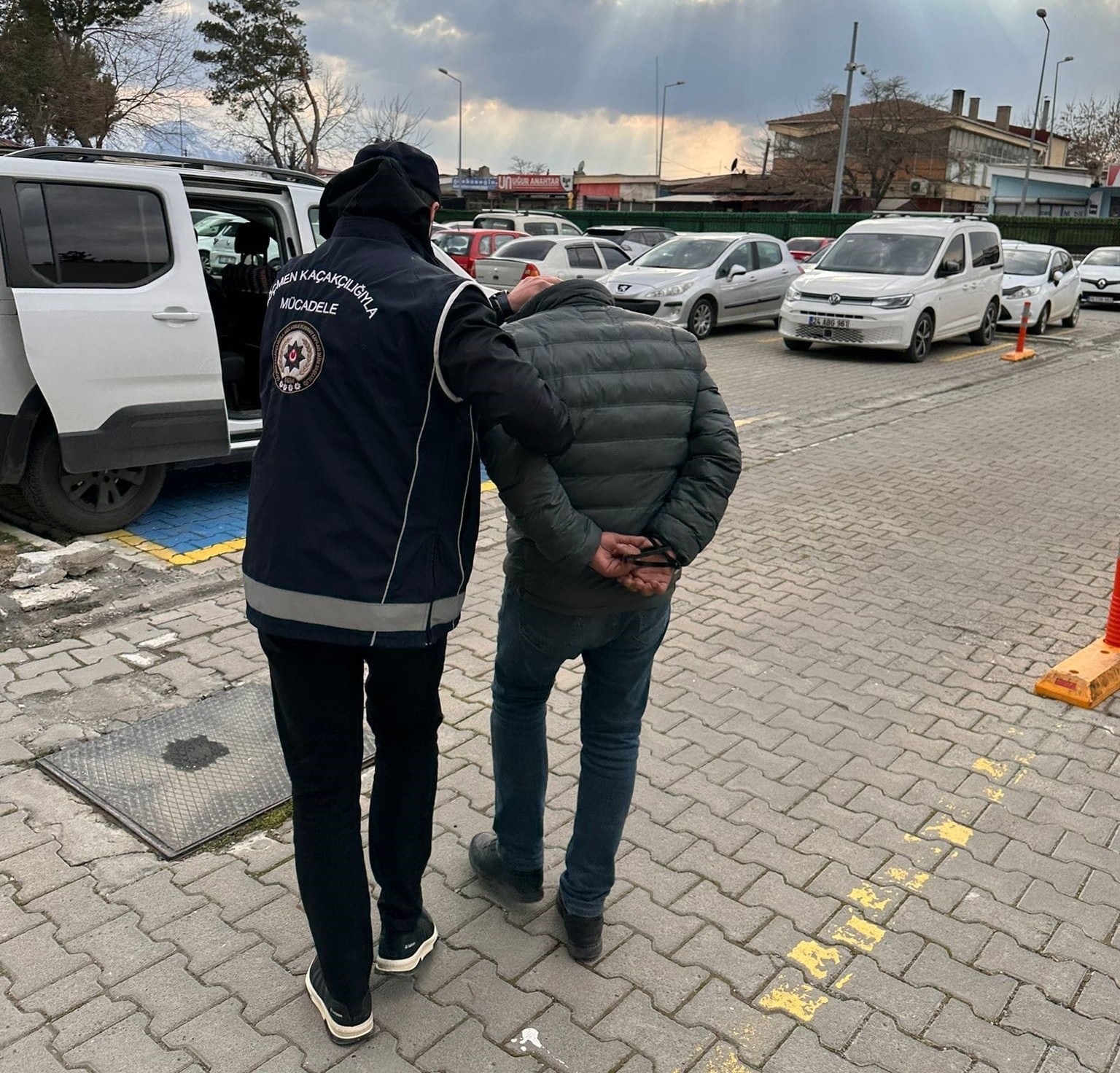 Aranan şahıslara yönelik çalışmalarını sürdüren Erzincan Polisi 12 yıl kesinleşmiş