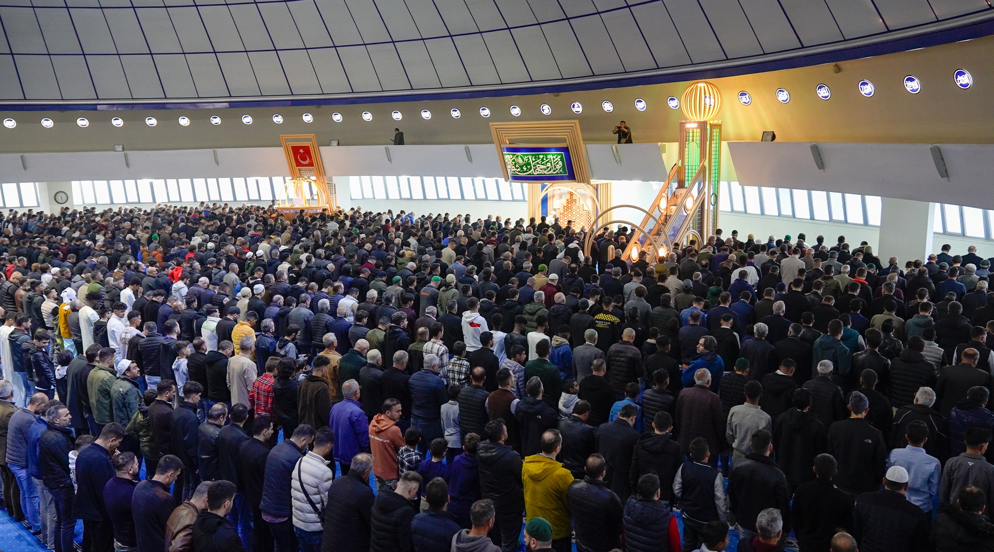 Tüm Türkiye’de olduğu gibi Erzincan’da da vatandaşlar Ramazan Bayramı namazını