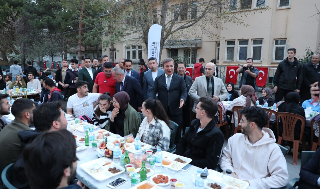 Erzincan Valiliği himayelerinde ROTA Erzincan projesi kapsamında düzenlenen sokak iftarına