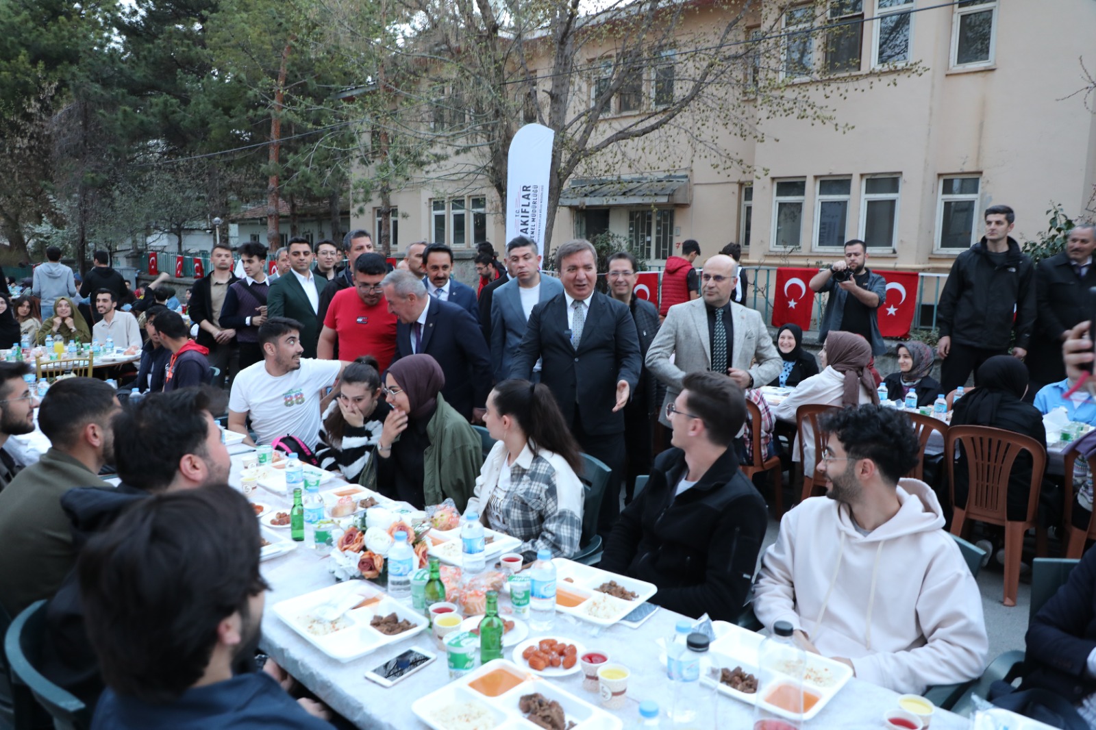 Erzincan Valiliği himayelerinde ROTA Erzincan projesi kapsamında düzenlenen sokak iftarına
